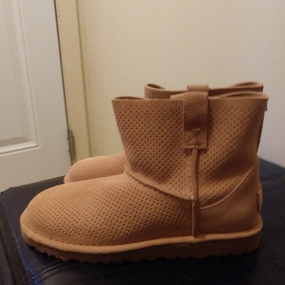 UGGS SIZE 5 NWOT - Picture 2 of 9